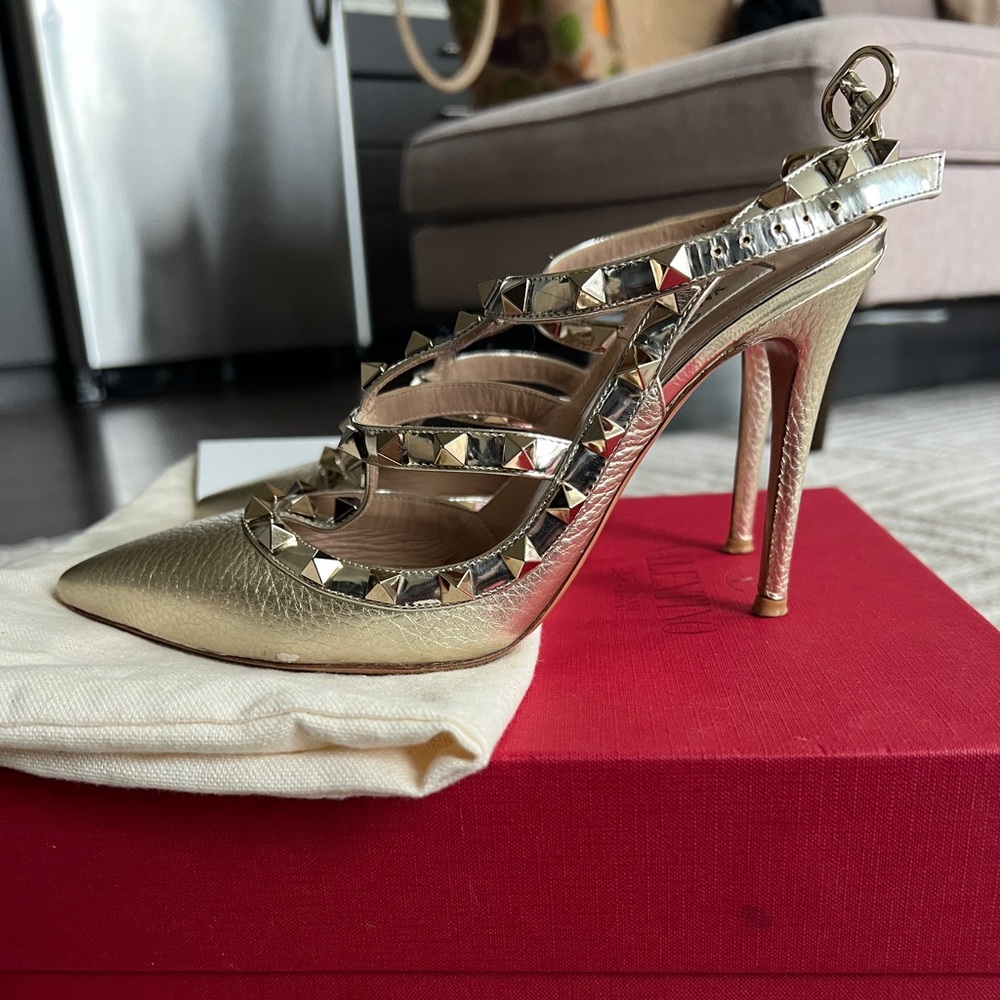 Valentino Garavani Caged Rockstud Pump Gold Metallic